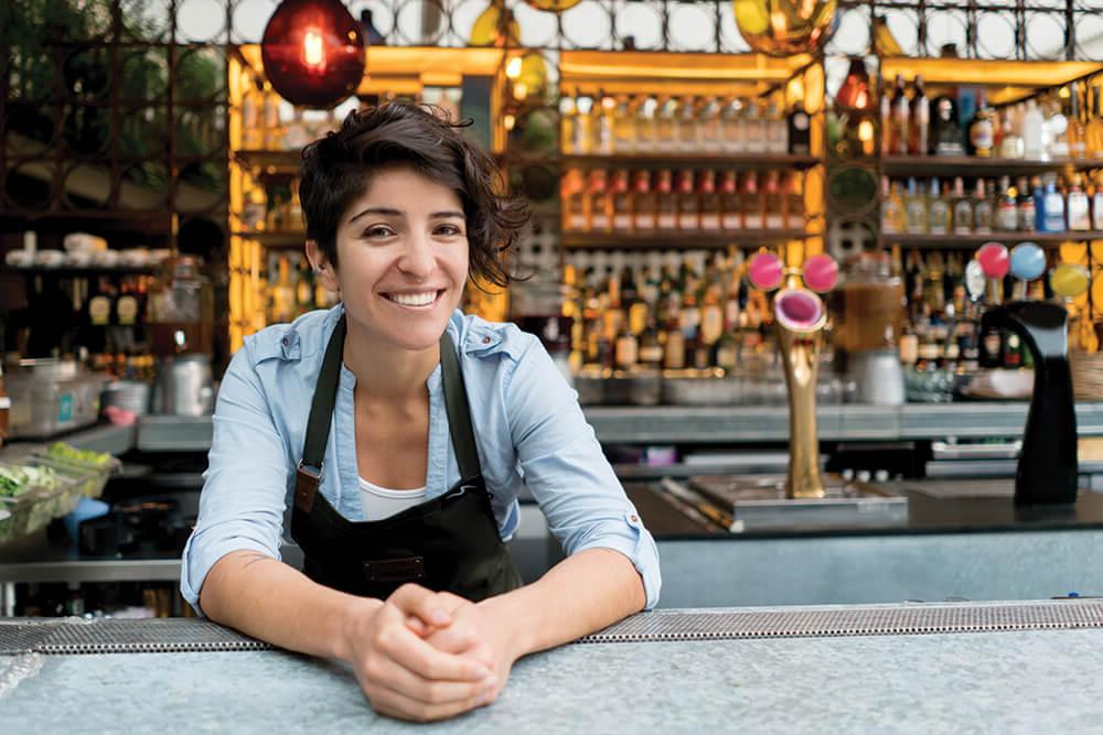 烹饪艺术的职业 - Female bartender smiling